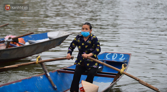 Hàng vạn người đổ về chùa Hương trong ngày mở cửa trở lại, người lái đò phấn khởi: Hôm nay Tết mới chính thức bắt đầu-5