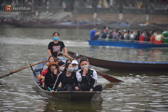 Hàng vạn người đổ về chùa Hương trong ngày mở cửa trở lại, người lái đò phấn khởi: Hôm nay Tết mới chính thức bắt đầu-6