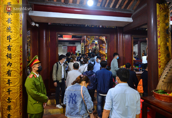 Hàng vạn người đổ về chùa Hương trong ngày mở cửa trở lại, người lái đò phấn khởi: Hôm nay Tết mới chính thức bắt đầu-12