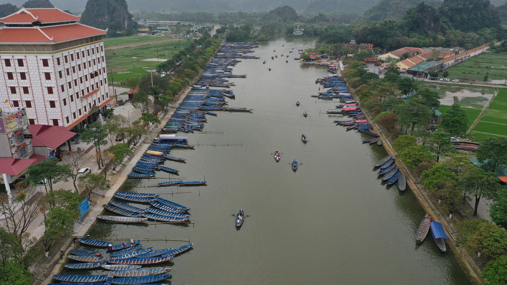 Hàng vạn người đổ về chùa Hương trong ngày mở cửa trở lại, người lái đò phấn khởi: Hôm nay Tết mới chính thức bắt đầu-1