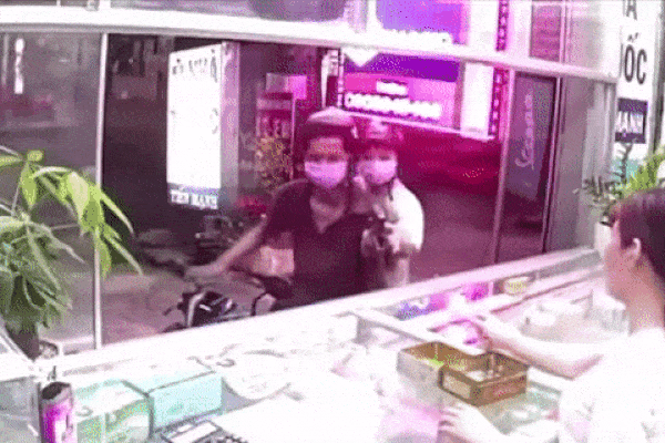 CLIP: Thanh niên giả vờ xem thuốc sinh lý rồi bất ngờ bỏ chạy, phản ứng của cô bán hàng mới hài