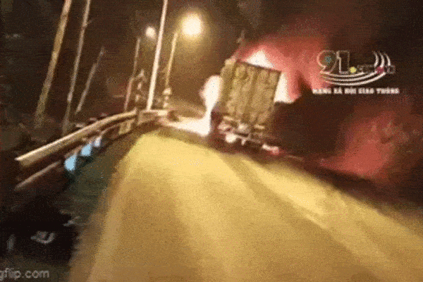 Clip tài xế uống rượu say xỉn, tông trúng đuôi xe người khác còn ngồi lớn giọng: Tao xin lỗi mày, được chưa?-2