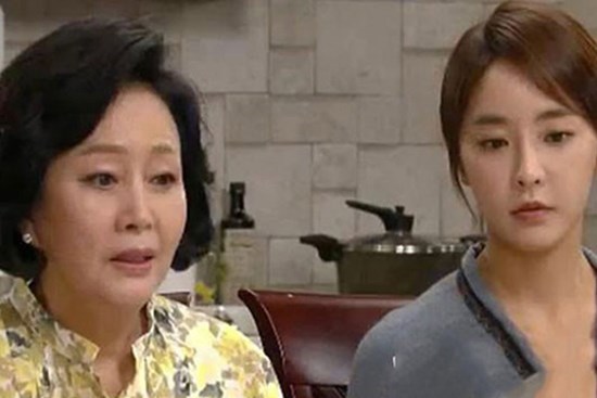 Mẹ thường xuyên đi sớm về muộn chẳng kém gái đôi mươi, hôm tình cờ đón con gái đi học về thấy bà trong công viên tôi tức giận vô cùng