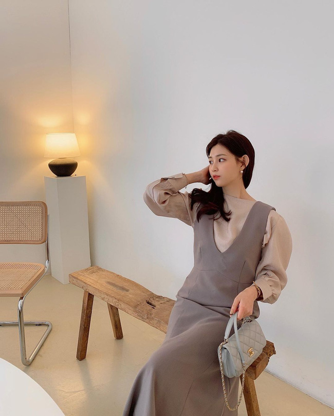 12 cách mặc váy hai dây + áo dài tay hợp mùa Xuân, chị em áp dụng đảm bảo trẻ đẹp mọi lúc mọi nơi-1