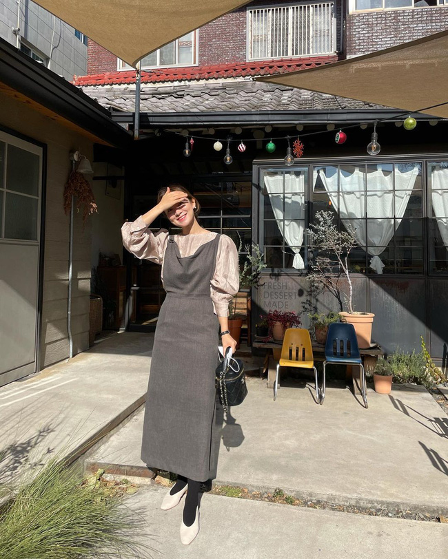 12 cách mặc váy hai dây + áo dài tay hợp mùa Xuân, chị em áp dụng đảm bảo trẻ đẹp mọi lúc mọi nơi-11