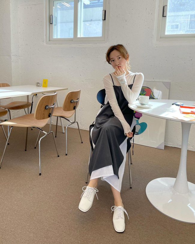 12 cách mặc váy hai dây + áo dài tay hợp mùa Xuân, chị em áp dụng đảm bảo trẻ đẹp mọi lúc mọi nơi-5