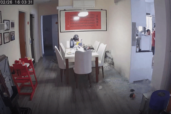 Cửa kính vỡ tan, suýt sập trúng chủ nhà