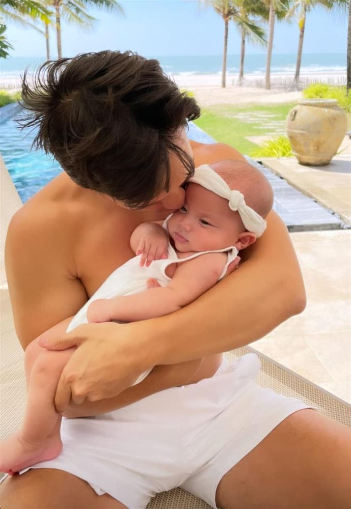 Chân dung tiểu công chúa nhà Hà Hồ mỗi lần lên sóng là chiếm hết spotlight của bố mẹ-12