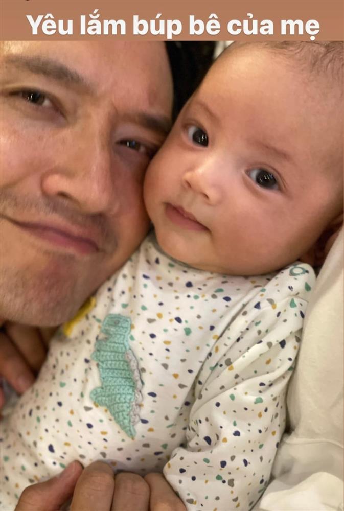 Chân dung tiểu công chúa nhà Hà Hồ mỗi lần lên sóng là chiếm hết spotlight của bố mẹ-13