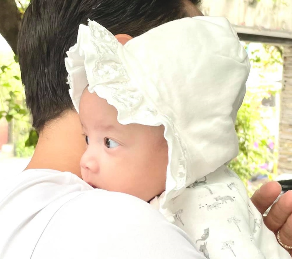 Chân dung tiểu công chúa nhà Hà Hồ mỗi lần lên sóng là chiếm hết spotlight của bố mẹ-15