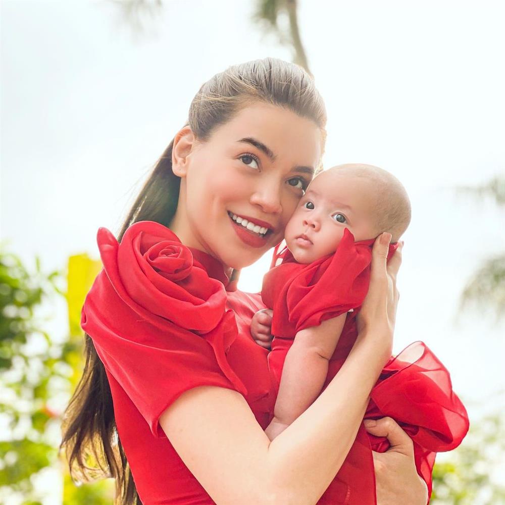 Chân dung tiểu công chúa nhà Hà Hồ mỗi lần lên sóng là chiếm hết spotlight của bố mẹ-8