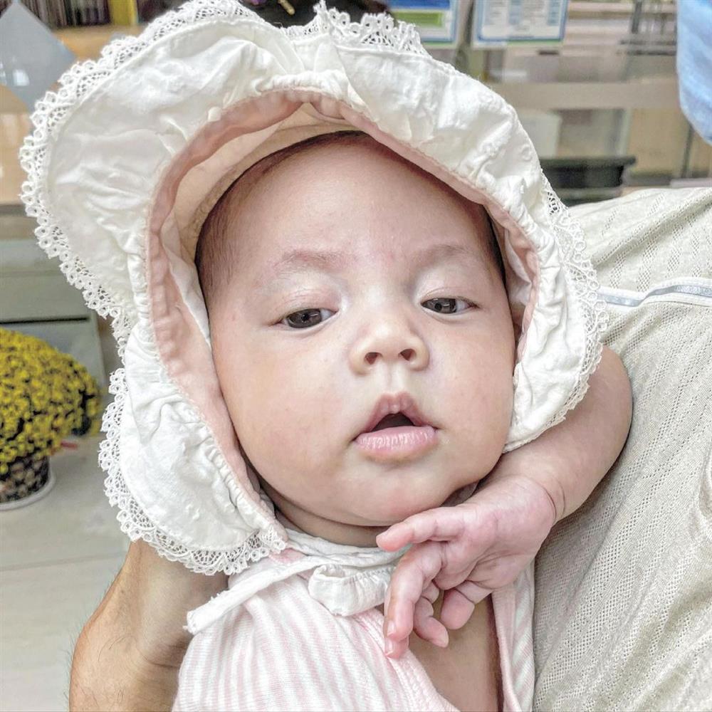 Chân dung tiểu công chúa nhà Hà Hồ mỗi lần lên sóng là chiếm hết spotlight của bố mẹ-10