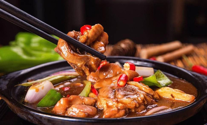 Gà hầm nấm đông cô, ớt xanh theo cách này, ngon không thể tả-1