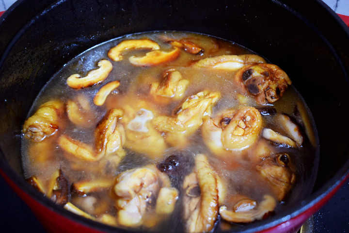 Gà hầm nấm đông cô, ớt xanh theo cách này, ngon không thể tả-10