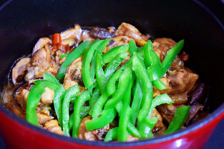 Gà hầm nấm đông cô, ớt xanh theo cách này, ngon không thể tả-12