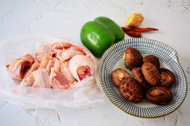 Gà hầm nấm đông cô, ớt xanh theo cách này, ngon không thể tả-2