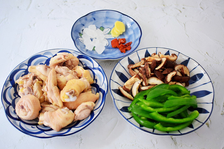 Gà hầm nấm đông cô, ớt xanh theo cách này, ngon không thể tả-3