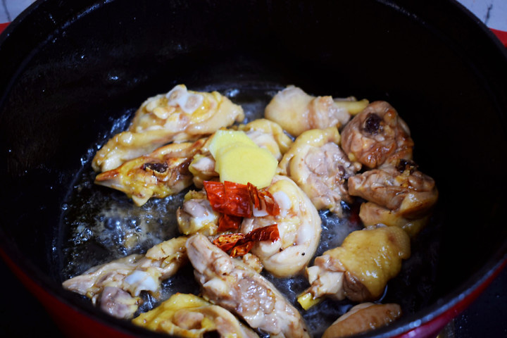Gà hầm nấm đông cô, ớt xanh theo cách này, ngon không thể tả-6
