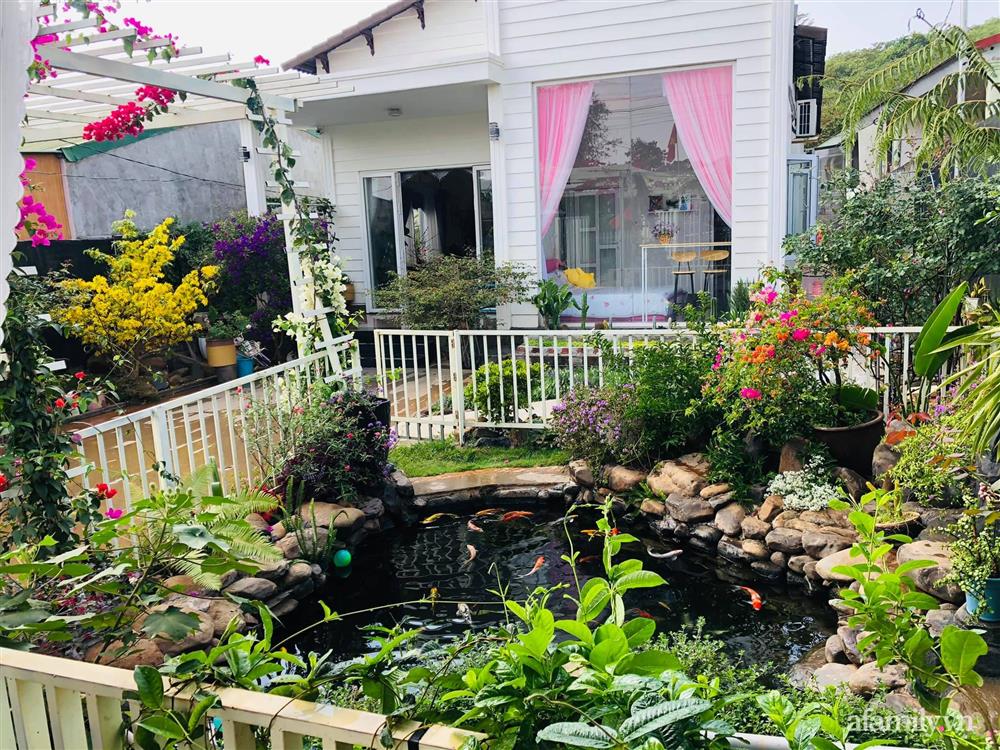 Bận rộn chăm sóc 3 con, bà mẹ đảm vẫn một tay thiết kế khu vườn đầy hoa đẹp như mơ ở Đắk Nông-1