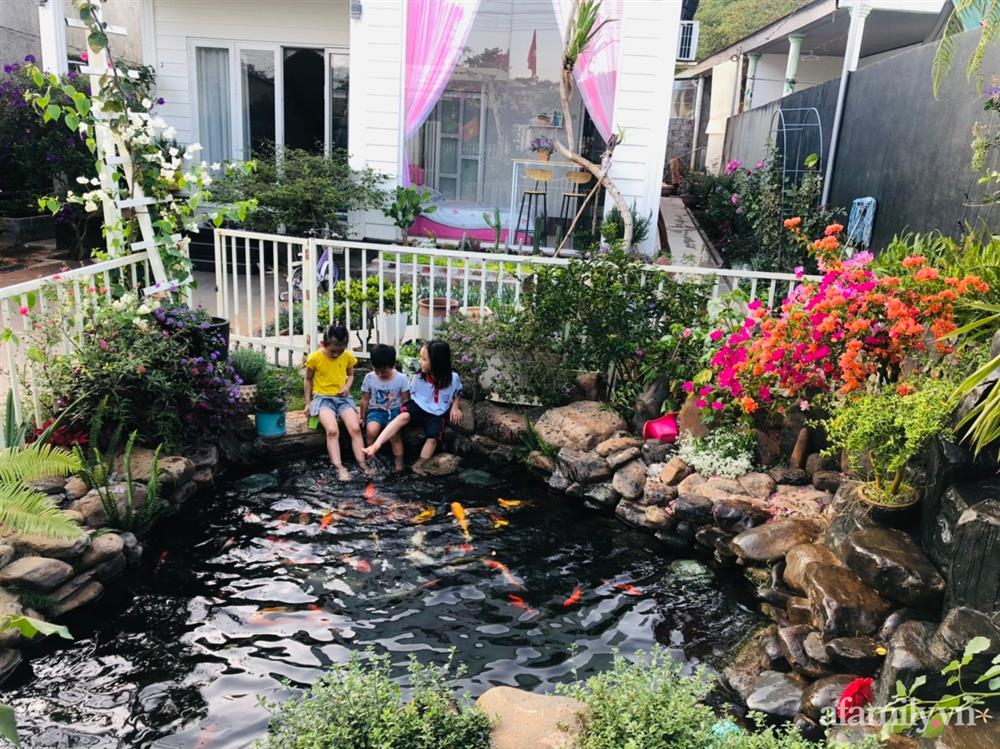 Bận rộn chăm sóc 3 con, bà mẹ đảm vẫn một tay thiết kế khu vườn đầy hoa đẹp như mơ ở Đắk Nông-4