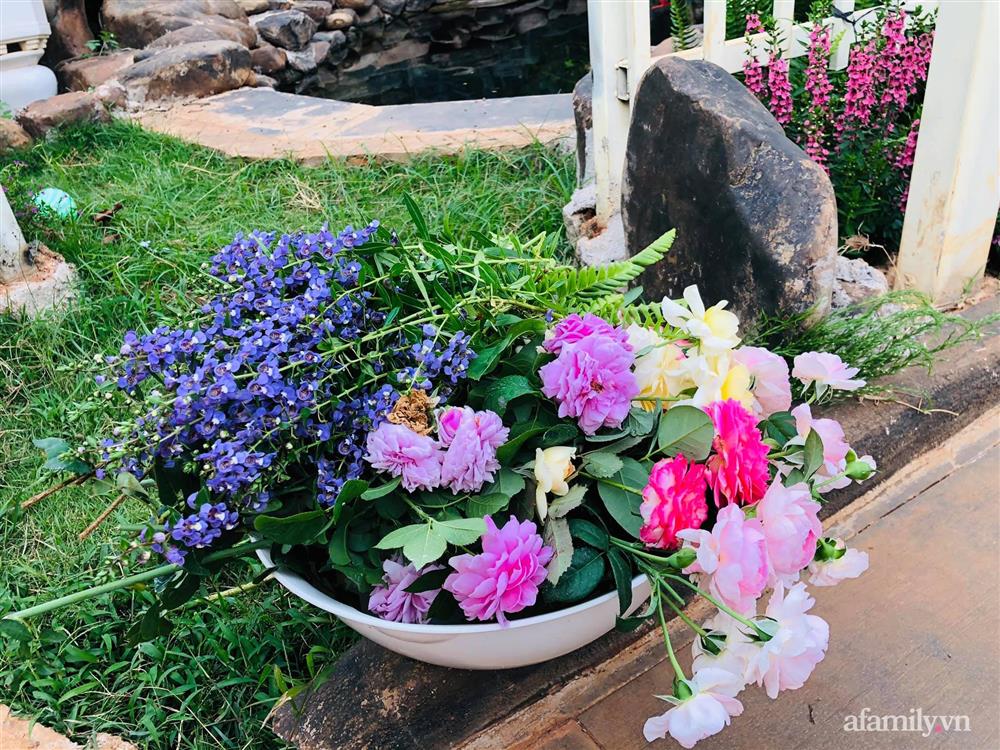Bận rộn chăm sóc 3 con, bà mẹ đảm vẫn một tay thiết kế khu vườn đầy hoa đẹp như mơ ở Đắk Nông-13