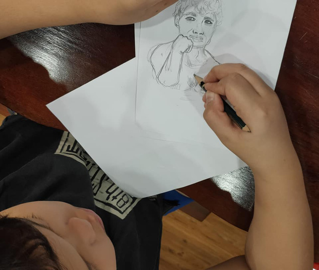 Bi béo lại gây cười khi trổ tài vẽ tranh chân dung bố Xuân Bắc, nhìn thành quả trông như ông lão đánh cá và con cá vàng”-2