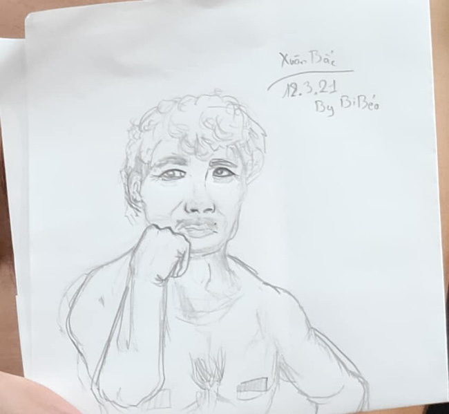 Bi béo lại gây cười khi trổ tài vẽ tranh chân dung bố Xuân Bắc, nhìn thành quả trông như ông lão đánh cá và con cá vàng”-3