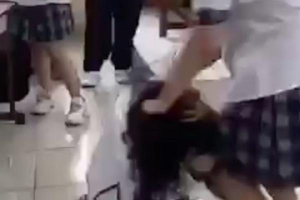 Clip gây bức xúc: Thầy giáo đá thẳng vào ngực, tát học sinh tới tấp và nói tục liên hồi vì các em mặc quần bò, nhuộm tóc-4