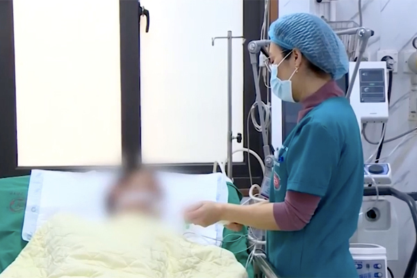 CLIP: Camera ghi lại khoảnh khắc người đàn ông đột quỵ khi đang sạc điện thoại-1