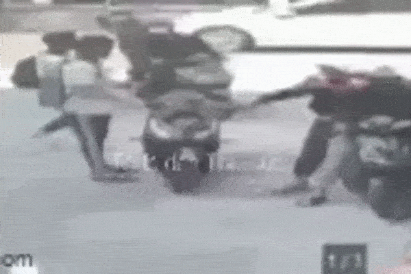 Khoảnh khắc 2 cô gái chạy xe máy, lao vào cửa hàng bên đường, đâm đổ hàng loạt bàn ghế-2
