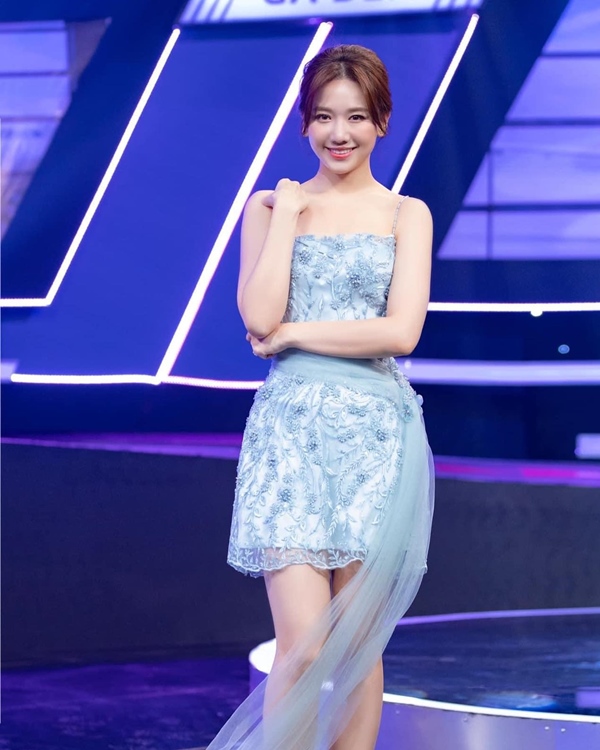 Lên sân khấu ăn vận lồng lộn nhưng ngoài đời Hari Won chỉ diện đi diện lại kiểu áo đơn giản này-3