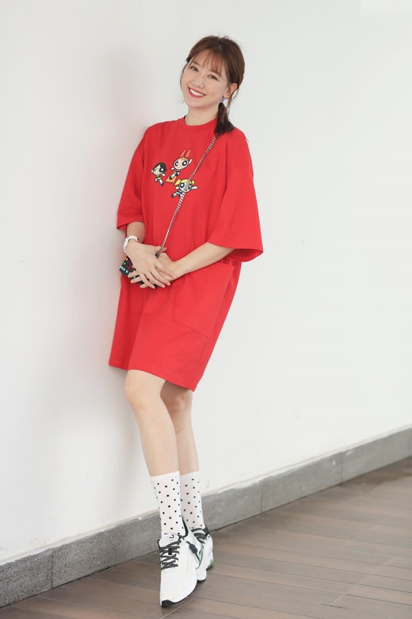 Lên sân khấu ăn vận lồng lộn nhưng ngoài đời Hari Won chỉ diện đi diện lại kiểu áo đơn giản này-6