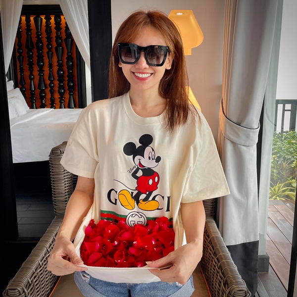 Lên sân khấu ăn vận lồng lộn nhưng ngoài đời Hari Won chỉ diện đi diện lại kiểu áo đơn giản này-8