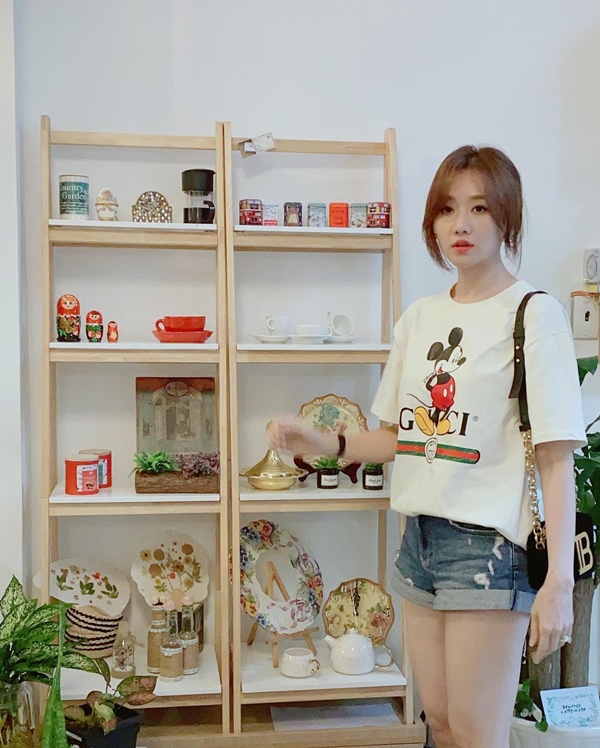 Lên sân khấu ăn vận lồng lộn nhưng ngoài đời Hari Won chỉ diện đi diện lại kiểu áo đơn giản này-9