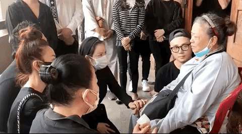 Lý Nhã Kỳ bật khóc nức nở khi mẹ của phù thuỷ trang điểm Minh Lộc nhận ra mình, chủ động xin chu cấp từ nay về sau-3