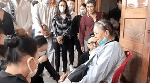 Lý Nhã Kỳ bật khóc nức nở khi mẹ của phù thuỷ trang điểm Minh Lộc nhận ra mình, chủ động xin chu cấp từ nay về sau-4