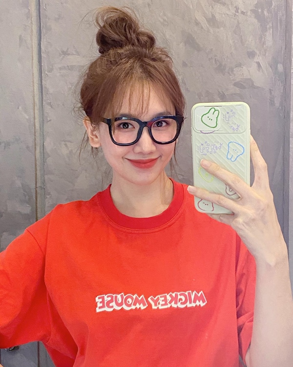 Lên sân khấu ăn vận lồng lộn nhưng ngoài đời Hari Won chỉ diện đi diện lại kiểu áo đơn giản này-13