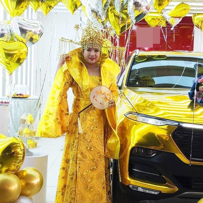 Đi nhận xe mà mặc đồ như Hoàng hậu giá đáo, nữ khách hàng khiến dân mạng xôn xao nhất ngày hôm nay!-1