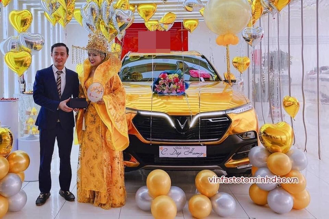 Đi nhận xe mà mặc đồ như Hoàng hậu giá đáo, nữ khách hàng khiến dân mạng xôn xao nhất ngày hôm nay!-2