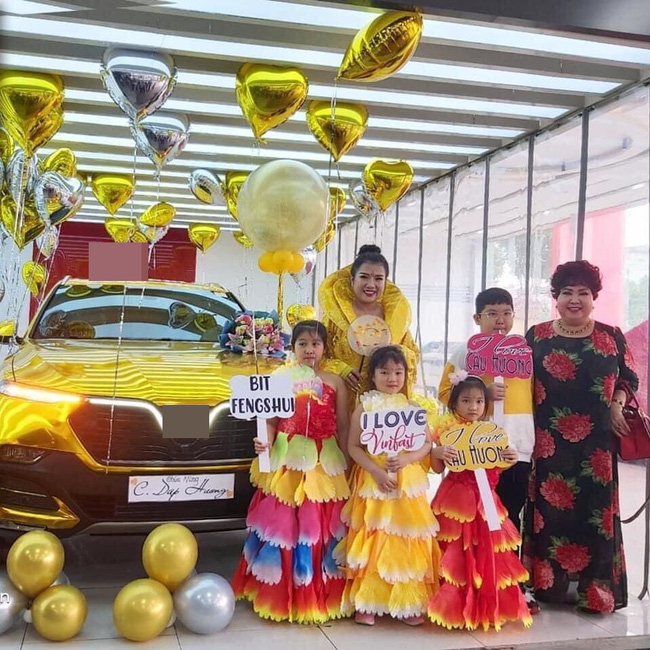 Đi nhận xe mà mặc đồ như Hoàng hậu giá đáo, nữ khách hàng khiến dân mạng xôn xao nhất ngày hôm nay!-3