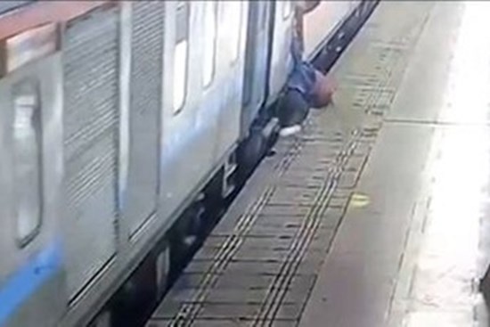 Người phụ nữ bị tàu hỏa kéo lê ở Ấn Độ