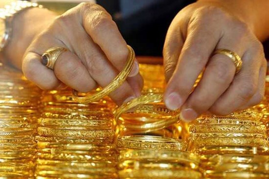 Giá vàng hôm nay 15/3: Sẽ còn giảm sâu, găm tiền chờ thời