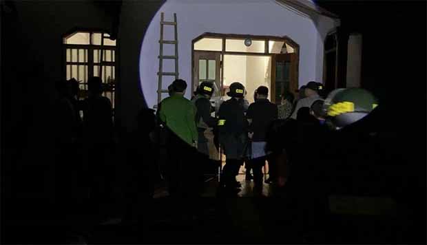 Giết bé gái 5 tuổi rồi cố thủ trong nhà-2