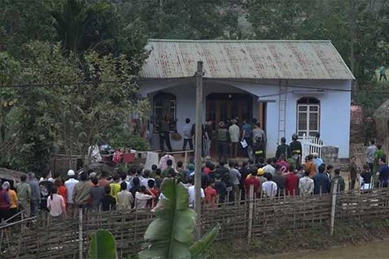 Giết bé gái 5 tuổi rồi cố thủ trong nhà