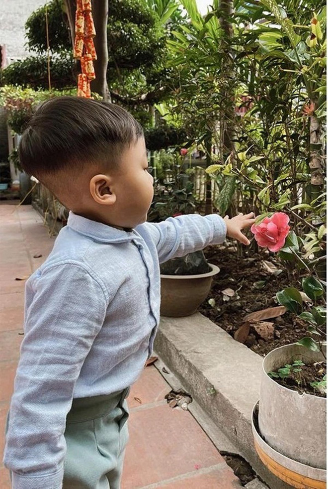 Hoà Minzy lần đầu khoe clip gia đình 3 người, có 15 giây mà quý tử và chồng thiếu gia tranh giành căng quá-3