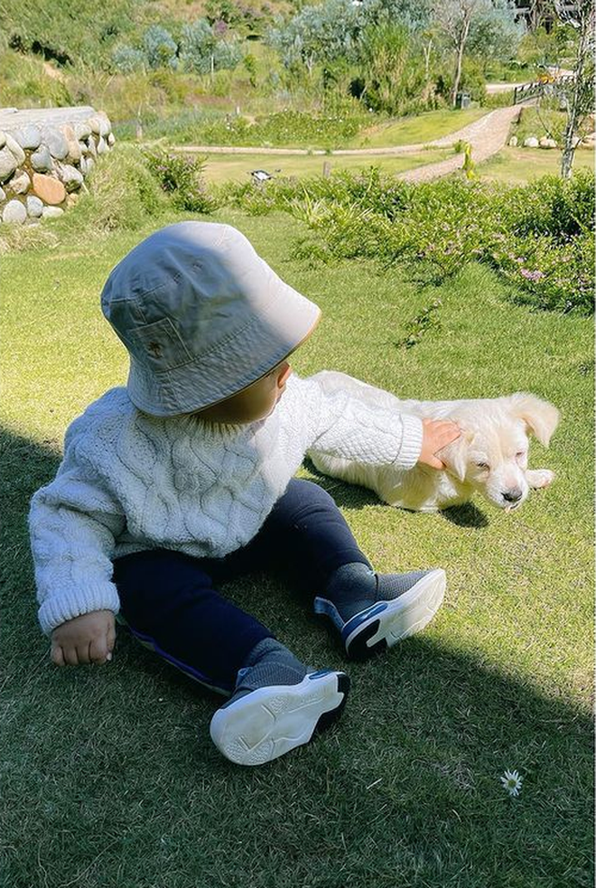 Hoà Minzy lần đầu khoe clip gia đình 3 người, có 15 giây mà quý tử và chồng thiếu gia tranh giành căng quá-4