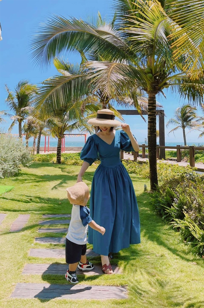 Hoà Minzy lần đầu khoe clip gia đình 3 người, có 15 giây mà quý tử và chồng thiếu gia tranh giành căng quá-2