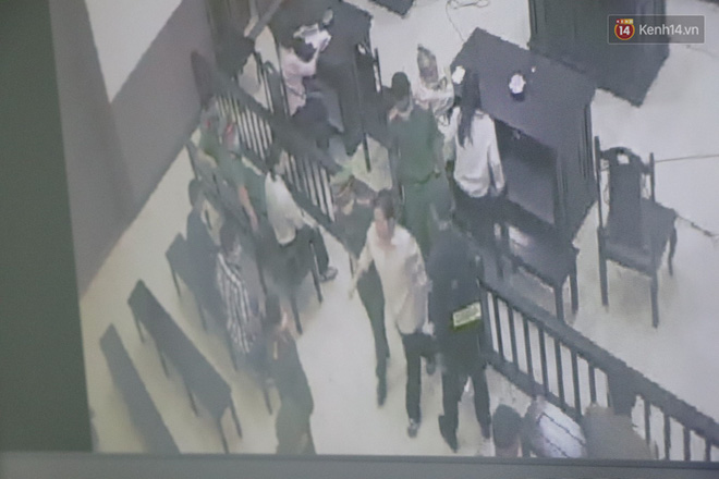 Xét xử vụ giết người, đổ bê tông ở Bình Dương: Nữ chủ mưu mệt mỏi, nhân viên y tế phải dìu ra khỏi phòng xét xử-12