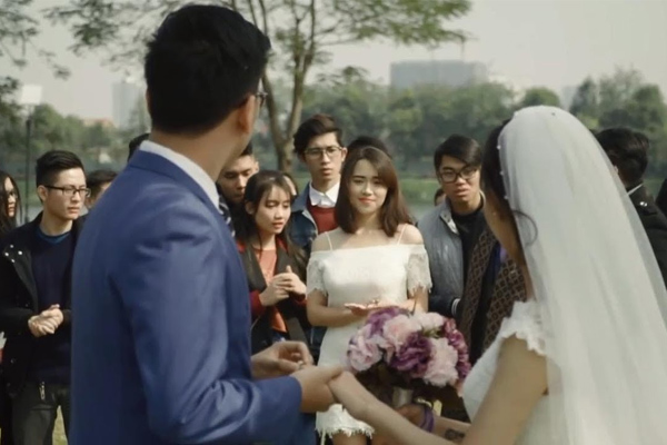 Oằn mình leo tầng sửa điều hòa, tôi sững sờ khi nhìn sang nhà nghỉ bên cạnh-3