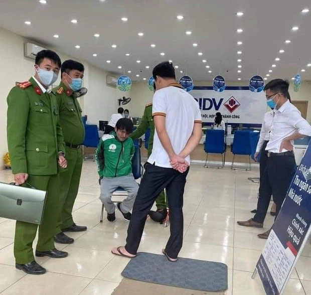 Đối tượng mặc áo Grab, mang theo súng và mìn cướp ngân hàng ở Hà Nội-1